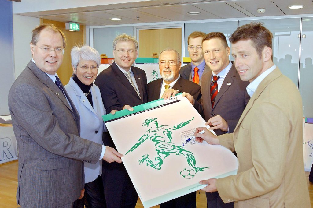 Erste Botschafter der Sportstiftung NRW 2004 mit Ministerpräsident Peer Steinbrück, Heide Ecker-Rosendahl, Heribert Faßbender, Arnd Schmitt, Christian Keller, Michael Skibbe